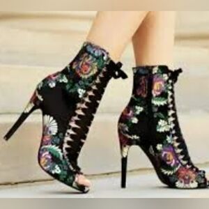 Steve Madden Floral Boots Stilleto Heels Size 8M